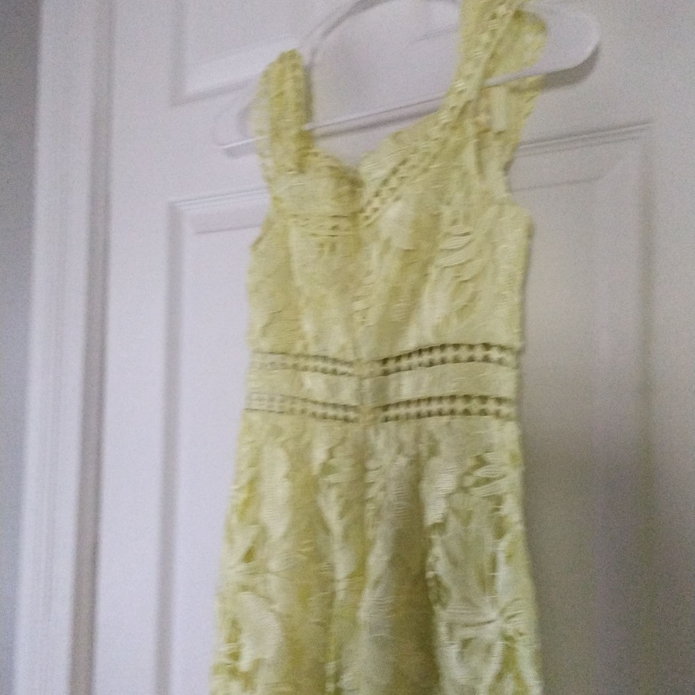Aidan Mattox fitted, 💛off shoulder, lace dress. SIZE 0 - Picture 4 of 6